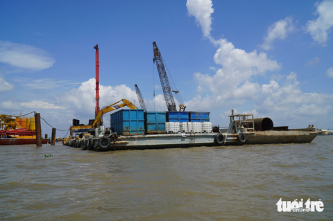 Dự án cầu Rạch Miễu 2 sau hơn 1 năm khởi công, chỗ thi công rầm rộ, chỗ vắng hoe - Ảnh 11. Máy móc đang được huy động để thi công phần cầu chính giữa sông Tiền - Ảnh: MẬU TRƯỜNG