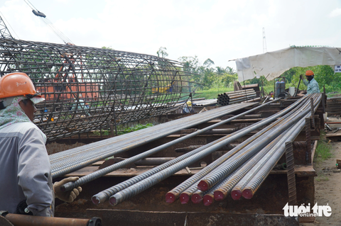 Dự án cầu Rạch Miễu 2 sau hơn 1 năm khởi công, chỗ thi công rầm rộ, chỗ vắng hoe - Ảnh 12. Một nhóm công nhân đang làm lồng sắt để chuẩn bị đổ bê tông - Ảnh: MẬU TRƯỜNG