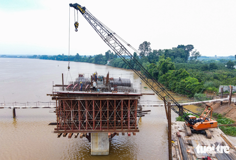 Toàn cảnh cầu Bạch Đằng 2 nối Đồng Nai - Bình Dương sau 2 năm xây dựng - Ảnh 2. Hàng chục kỹ sư, công nhân cùng các máy móc chuyên dụng trên công trường xây dựng cầu Bạch Đằng 2. Góc chụp ở khu vực tỉnh Đồng Nai