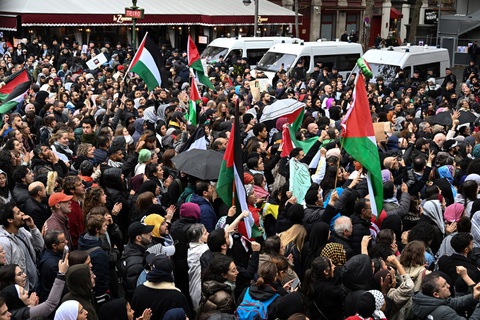 Người biểu tình ủng hộ Palestine ở trung tâm Paris, Pháp, ngày 28-10 - Ảnh: AFP Người biểu tình ủng hộ Palestine ở trung tâm Paris, Pháp ngày 28-10 - Ảnh: AFP