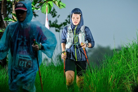 Cô gái trẻ chạy 105km đường núi - Ảnh 1. Cô phải chạy và vượt dốc dưới trời mưa liên tục