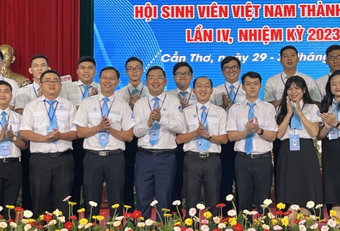 Anh Lâm Văn Tân tái đắc cử chủ tịch Hội sinh viên Việt Nam TP Cần Thơ - Ảnh 1. Ra mắt ban chấp hành mới gồm các anh Huỳnh Phúc Lộc, Đào Công Nhật, Lâm Văn Tân và Đặng Hải Đăng (hàng đầu, thứ hai từ trái sang) - Ảnh: LAN NGỌC
