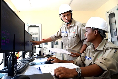 Bao giờ có thể mua bán điện trực tiếp? - Ảnh 5. Vận hành một dự án năng lượng tái tạo tại tỉnh Ninh Thuận hòa vào lưới điện quốc gia - Ảnh: TỰ TRUNG