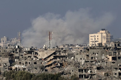 Israel tấn công hơn 600 mục tiêu Hamas, số người Palestine thiệt mạng lên 8.000 - Ảnh 1. Khói bốc lên tại Dải Gaza sáng 30-10 - Ảnh: AFP