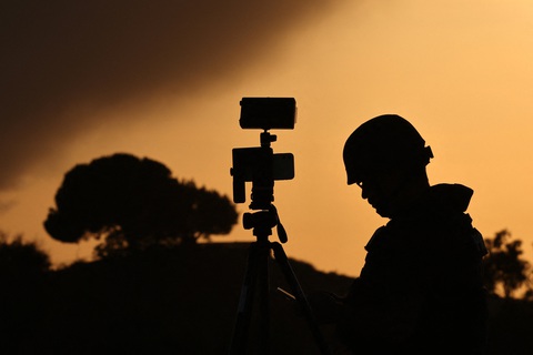 Phóng viên đặt camera tại một địa điểm ở thành phố Sderot, phía nam Israel ngày 26-10, để ghi lại các khoảnh khắc ở Dải Gaza. Nhiều phóng viên báo đài quốc tế đang đưa tin cuộc xung đột Israel-Hamas, cho đến nay đã cướp đi mạng sống của hơn 1.400 người Israel và 8.000 người Palestine. Ảnh: AFP