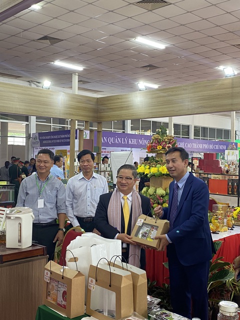 Chủ tịch UBND thành phố Cần Thơ Trần Việt Trường (người thứ ba bên trái qua) quam quan một gian hàng trưng bày sản phẩm OCOP tại Hội chợ nông nghiệp quốc tế VN năm 2022 - Ảnh: TTXT ĐT - TM và Hội chợ Triển lãm Cần Thơ Chủ tịch UBND thành phố Cần Thơ Trần Việt Trường (người thứ ba bên trái qua) tham quan một gian hàng trưng bày sản phẩm OCOP tại Hội chợ nông nghiệp quốc tế VN năm 2022 - Ảnh: TTXT ĐT - TM và Hội chợ Triển lãm Cần Thơ