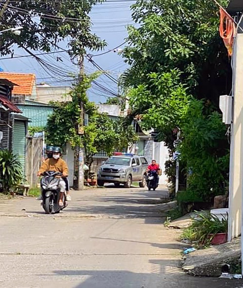 Hai cha con chết bất thường tại nhà riêng - Ảnh 1. Lực lượng chức năng có mặt tại hiện trường để xác minh cái chết bất thường của hai cha con tại nhà riêng - Ảnh: CTV