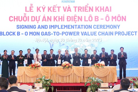 Ký loạt thỏa thuận triển khai chuỗi dự án khí điện Lô B - Ô Môn quy mô 12 tỉ USD - Ảnh 1. Thủ tướng Phạm Minh Chính trao đổi với các đơn vị về triển khai dự án khí điện Lô B - Ô Môn - Ảnh: VGP