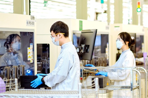 Vai trò VN trong chuỗi công nghiệp bán dẫn ngày càng lớn - Ảnh 1. Nhân viên đang làm việc tại Nhà máy Intel Products Việt Nam - Ảnh: Intel cung cấp