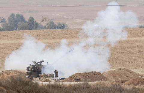 Đơn vị pháo binh của Israel bắn vào Dải Gaza từ khu vực gần biên giới, ngày 29-10 - Ảnh: REUTERS Đơn vị pháo binh của Israel bắn vào Dải Gaza từ khu vực gần biên giới, ngày 29-10 - Ảnh: REUTERS
