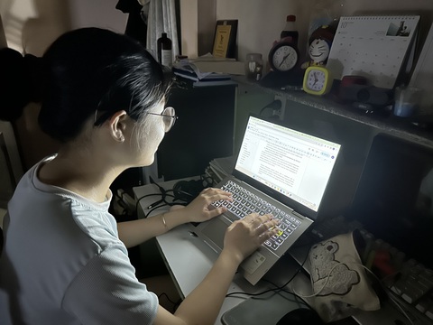 Sinh viên thức khuya chạy deadline: Năng suất cao nhưng giảm chất lượng học tập - Ảnh 3. Chọn cày đêm để hoàn thành deadline khiến nhiều sinh viên mệt mỏi khi phải học tiếp vào hôm sau - Ảnh: K.LINH