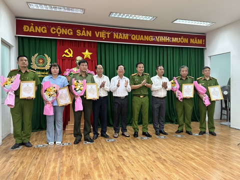 Khen thưởng cá nhân, tập thể vụ cướp ngân hàng 3,8 tỉ đồng ở Hóc Môn - Ảnh 1. Các đại diện tập thể, cá nhân được khen thưởng - Ảnh: Công an cung cấp
