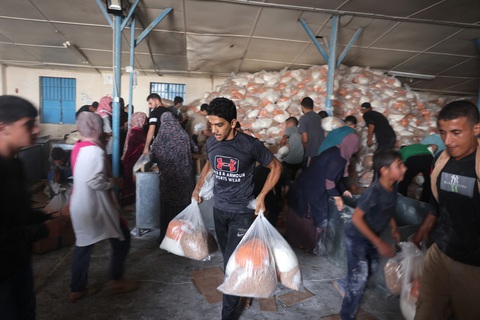 Người Palestine ở Dải Gaza xông vào kho viện trợ của Liên Hiệp Quốc để tự ý lấy thực phẩm. Số thực phẩm này dùng để phân phối cho người dân di dời về phía Nam theo lời kêu gọi của Israel, ngày 28-10 - Ảnh: AFP Người Palestine ở Dải Gaza xông vào kho viện trợ của Liên Hiệp Quốc để tự ý lấy thực phẩm ở thành phố Deir al-Balah. Số thực phẩm này dùng để phân phối cho người dân di dời về phía Nam theo lời kêu gọi của Israel, ngày 28-10 - Ảnh: AFP