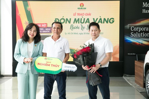 PVCFC trao thưởng chương trình 'Đón mùa vàng - Rước xe sang'- Ảnh 1. Bà Nguyễn Thị Hiền (bìa trái), phó tổng giám đốc PVCFC và ông Nguyễn Xuân Khoa (bìa phải), giám đốc Công ty TNHH TM Nguyễn Khoa (đơn vị phân phối Phân bón Cà Mau cho đại lý Nghiêm Thủy) trao xe Mercedes Benz GLC 200 cho đại lý Nghiêm Thủy