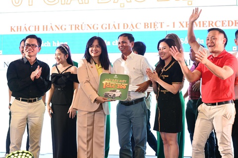 PVCFC trao thưởng chương trình 'Đón mùa vàng - Rước xe sang'- Ảnh 2. Bà Nguyễn Thị Hiền, phó tổng giám đốc PVCFC, trao chìa khóa tượng trưng xe ô tô Mercedes