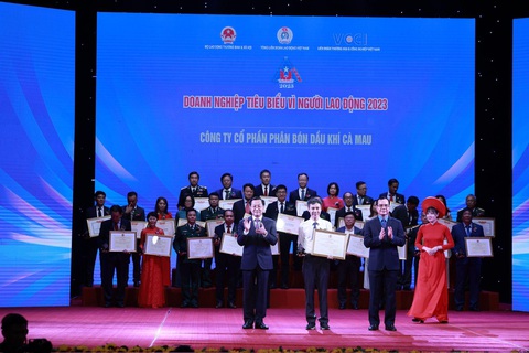 PVCFC được vinh danh “Doanh nghiệp tiêu biểu vì người lao động 2023” - Ảnh 1. Ông Nguyễn Đức Hạnh - thành viên hội đồng quản trị, chủ tịch Công đoàn PVCFC - cùng các đại diện được vinh danh và nhận bằng khen tại buổi lễ
