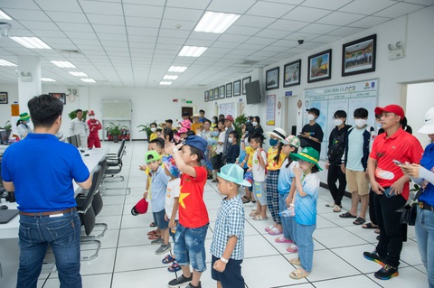 PVCFC được vinh danh “Doanh nghiệp tiêu biểu vì người lao động 2023” - Ảnh 4. Chương trình tham quan Nhà máy Đạm Cà Mau cho con em cán bộ công nhân viên PVCFC