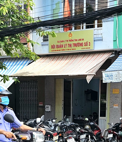 Kỷ luật 4 cán bộ quản lý thị trường Long An đánh bạc ăn tiền - Ảnh 1. Đội trưởng và đội phó Đội Quản lý thị trường số 3 tham gia đánh bạc bị kỷ luật cảnh cáo - Ảnh: AN LONG