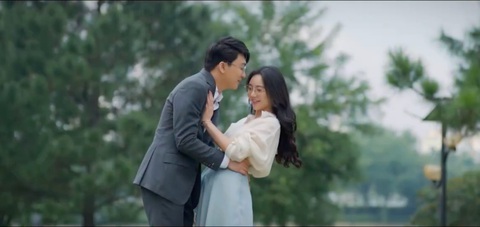 Quỳnh Kool than trời vì bị đồn đi lấy chồng, lộ luôn danh tính chú rể - Ảnh 3. Quỳnh Kool và B Trần làm vợ chồng trên phim