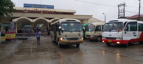 Nhiều đoàn tàu bị gián đoạn khai thác do sạt lở đường sắt Bắc - Nam qua Hà Tĩnh - Ảnh 2. Ngành đường sắt huy động ô tô để chuyển tải hành khách đi tàu tại ga Yên Trung (Hà Tĩnh) - Ảnh: VNR