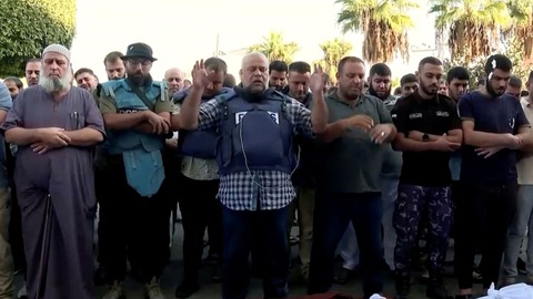 29 nhà báo thiệt mạng trong xung đột Israel - Hamas - Ảnh 2. Nhà báo Wael al Dahdouh (giữa) trong tang lễ của vợ, con ông - Ảnh: SKY NEWS