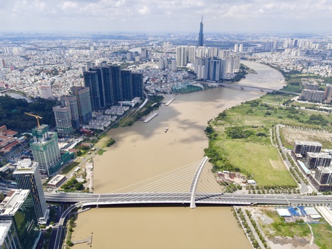 Bờ sông Sài Gòn phía TP Thủ Đức vẫn còn chưa được đầu tư cải tạo tương xứng với bờ phía quận 1 - Ảnh: CHÂU TUẤN Bờ sông Sài Gòn phía TP Thủ Đức vẫn còn chưa được đầu tư cải tạo tương xứng với bờ phía quận 1 - Ảnh: CHÂU TUẤN