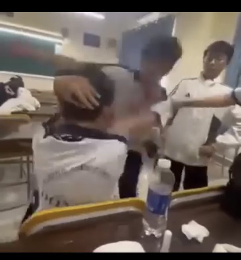TP.HCM: nam sinh bị bạn đánh túi bụi vào mặt ngay trong lớp học vì 500.000 đồng - Ảnh 1. Nam sinh Trường THCS Đống Đa bị bạn đánh túi bụi - Ảnh cắt từ clip