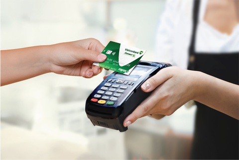 Thẻ Vietcombank chip contactless - Chìa khóa cho cuộc sống số - Ảnh 1. Thẻ Vietcombank công nghệ chip contactless giúp chủ thẻ thanh toán tiện lợi - Ảnh: VCB