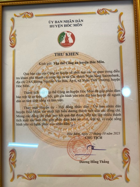 Khen thưởng cá nhân, tập thể vụ cướp ngân hàng 3,8 tỉ đồng ở Hóc Môn - Ảnh 3. Thư khen của chủ tịch Ủy ban nhân dân huyện Hóc Môn Dương Hồng Thắng gửi tập thể Công an huyện Hóc Môn - Ảnh: Công an cung cấp