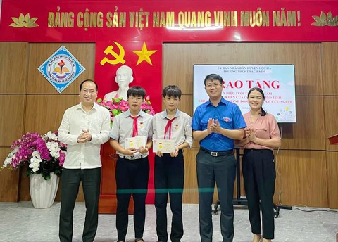 Trao tặng huy hiệu 'Tuổi trẻ dũng cảm' cho hai em học sinh lớp 7 cứu hai em nhỏ đuối nước - Ảnh 1. Em Sinh và Phong được trao tặng huy hiệu "Tuổi trẻ dũng cảm" vì đã cứu hai em nhỏ khỏi đuối nước - Ảnh: H.A.