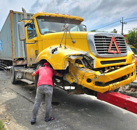 Xe container tông dải phân cách rồi tông xe máy khiến nữ công nhân tử vong - Ảnh 1. Xe container liên quan đến vụ tai nạn - Ảnh: B.H.