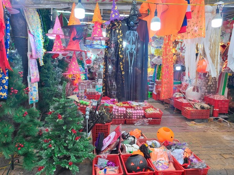 Thị trường Halloween vắng lặng trước lễ, sức mua giảm sâu 50% - Ảnh 5. Nhiều cửa hàng bày bán đồ Halloween xen lẫn đồ trang trí Noel - Ảnh: NHẬT XUÂN