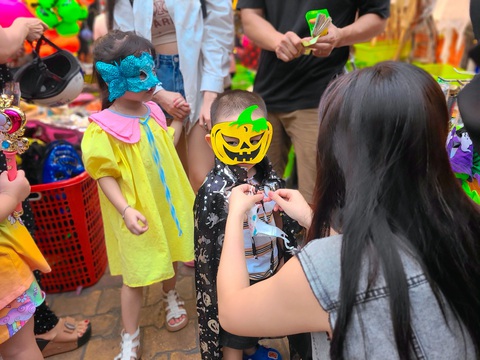 Thị trường Halloween vắng lặng trước lễ, sức mua giảm sâu 50% - Ảnh 2. Nhiều bạn nhỏ được phụ huynh dẫn đi chọn đồ hóa trang cho lễ hội Halloween do trường tổ chức - Ảnh: NHẬT XUÂN