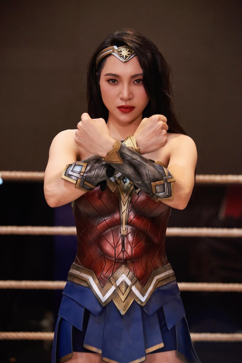 Hiền Ngô hoá Wonder Woman tại 'Dragon Fight League 2023' - Ảnh 1. Trong đêm chung kết Dragon Fight League 2023, Hiền Ngô hóa thân thành nhân vật Wonder Woman với tạo hình bốc lửa.