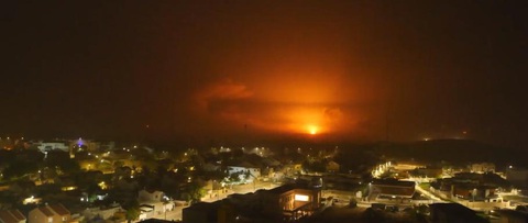 Một góc nhìn chớp nhoáng trong lòng Dải Gaza: Bom nổ, đèn tắt và hỗn loạn - Ảnh 1. Bom và tên lửa sáng rực ở đường chân trời Dải Gaza - Ảnh: NBC NEWS