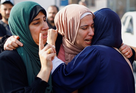 Người dân Gaza đưa tiễn người thân thiệt mạng do không kích của Israel hôm 24-10 - Ảnh: REUTERS Người dân Gaza đưa tiễn người thân thiệt mạng do không kích của Israel hôm 24-10 - Ảnh: REUTERS