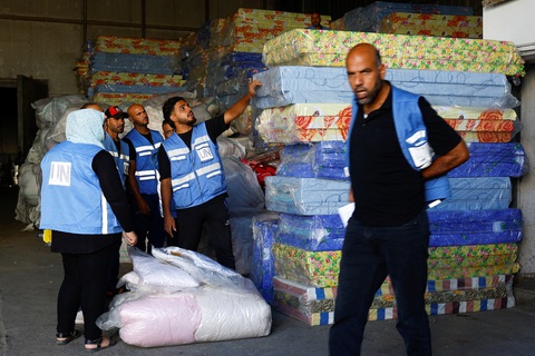 Công nhân phân loại viện trợ để phân phát cho người Palestine tại một cơ sở do Liên Hiệp Quốc điều hành ở Khan Younis, phía nam Dải Gaza, ngày 26-10 - Ảnh: REUTERS Nhân công phân loại viện trợ để phân phát cho người Palestine tại một cơ sở do Liên Hiệp Quốc điều hành ở Khan Younis, phía nam Dải Gaza, ngày 26-10 - Ảnh: REUTERS