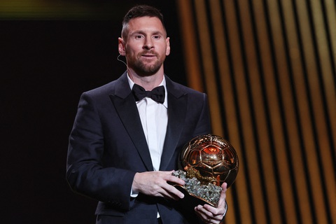 Beckham trao 'Quả bóng vàng' thứ 8 cho Lionel Messi - Ảnh 1. Lionel Messi với Quả bóng vàng thứ 8 trong sự nghiệp - Ảnh: REUTERS