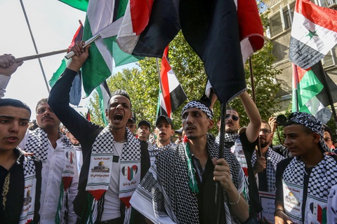Biểu tình ủng hộ Palestine ở Damascus, Syria, ngày 19-10 - Ảnh: AFP Biểu tình ủng hộ Palestine ở Damascus, Syria, ngày 19-10 - Ảnh: AFP