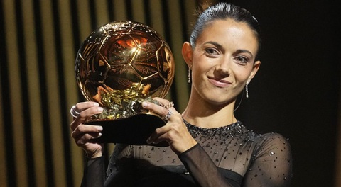 Beckham trao Quả bóng vàng thứ 8 cho Lionel Messi - Ảnh 3. Nữ tiền đạo 25 tuổi Aitana Bonmati (Barcelona, tuyển nữ Tây Ban Nha) đoạt danh hiệu Quả bóng vàng cho cầu thủ nữ xuất sắc nhất - Ảnh: AP