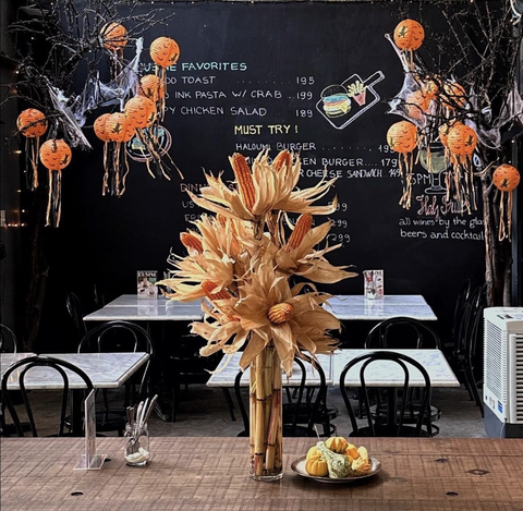 Ngắm những mẫu hoa trang trí ma mị mùa Halloween - Ảnh 4. Một mẫu hoa bắp (ngô) được trưng tại các nhà hàng ở TP.HCM mùa Halloween năm nay - Ảnh: L'Usine