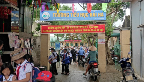 Phản đối xây cảng Long Sơn: Phụ huynh bắt hơn 100 học sinh nghỉ học - Ảnh 1. Trường tiểu học xã Hải Hà, thị xã Nghi Sơn (tỉnh Thanh Hóa) giờ tan học - Ảnh: HÀ ĐỒNG