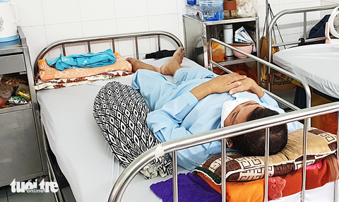 Bệnh viện ở miền Tây thiếu máu: chuyện như đùa - Ảnh 1. Bệnh nhân L.V.C. (Cà Mau) chờ gần 1 tuần chưa có máu truyền tại Bệnh viện Đa khoa Cà Mau - Ảnh: THANH HUYỀN