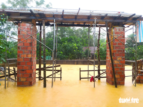 Nước lũ dâng người dân suốt đêm lo lắng không ngủ - Ảnh 4. Nước lũ dâng cao nên người dân chưa thể ra ngoài để tránh nguy hiểm - Ảnh: LÊ MINH
