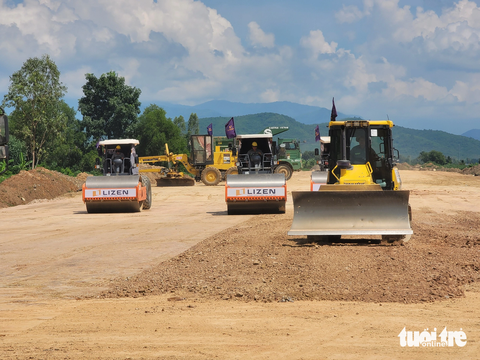 Bổ sung giá đền bù dó bầu, gỡ vướng mặt bằng cao tốc Vân Phong – Nha Trang - Ảnh 2. Các nhà thầu đang đẩy nhanh tiến độ thi công dự án cao tốc Vân Phong - Nha Trang - Ảnh: TRẦN HƯỚNG