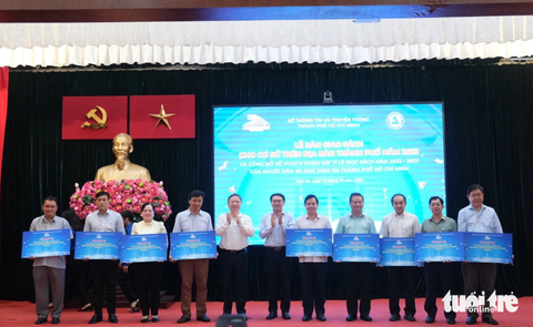 Bàn giao sách cho cơ sở trên địa bàn TP.HCM - Ảnh 1. Ông Dương Anh Đức - phó chủ tịch UBND TP.HCM và ông Lâm Đình Thắng - giám đốc Sở Thông tin và Truyền thông TP.HCM, trao tủ sách cho đại diện các cơ sở trên địa bàn TP.HCM - Ảnh: NGỌC PHƯỢNG
