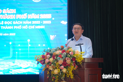Bàn giao sách cho cơ sở trên địa bàn TP.HCM - Ảnh 3. Ông Lâm Đình Thắng - giám đốc Sở Thông tin và Truyền thông TP.HCM - công bố kế hoạch khảo sát tỉ lệ đọc sách của người dân và học sinh TP.HCM, kết quả sẽ được công bố tại lễ khai mạc Lễ hội Đường sách Tết Giáp Thìn năm 2024 - Ảnh: NGỌC PHƯỢNG
