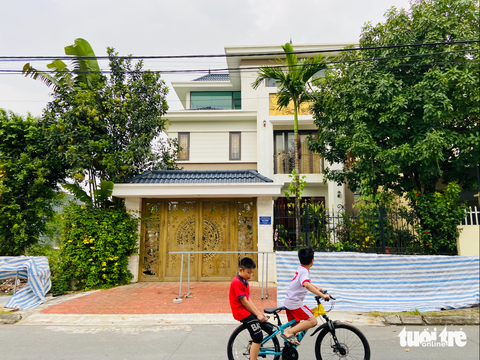 Xin phép xây nhà xưởng kết hợp văn phòng... được duyệt kiến trúc giống biệt thự - Ảnh 1. Công trình có kiến trúc giống biệt thự trong cụm công nghiệp làng nghề Dương Liễu - Ảnh: QUANG THẾ