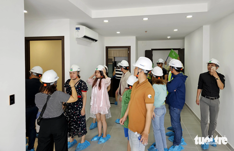 Kiến nghị giảm thuế VAT cho lĩnh vực bất động sản - Ảnh 1. Người dân tìm hiểu căn hộ mẫu tại một dự án chung cư đang mở bán. Theo các doanh nghiệp, việc giảm VAT cho bất động sản sẽ giúp người mua nhà giảm bớt một phần chi phí - Ảnh: NGỌC HIỂN