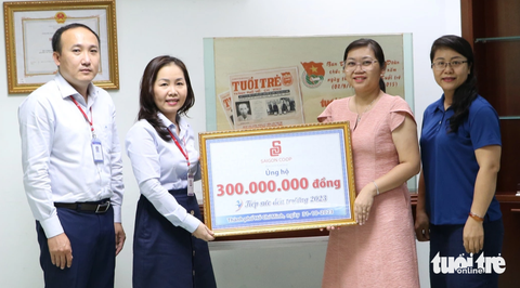Saigon Co.op trao 300 triệu đồng cho Tiếp sức đến trường - Ảnh 1. Bà Trương Phan Hoàng Thy (thứ hai, từ trái qua) - phó chủ tịch Công đoàn Liên hiệp Hợp tác xã Thương mại TP.HCM (Saigon Co.op) - trao 300 triệu đồng ủng hộ chương trình Tiếp sức đến trường 2023 của báo Tuổi Trẻ - Ảnh: B.MINH